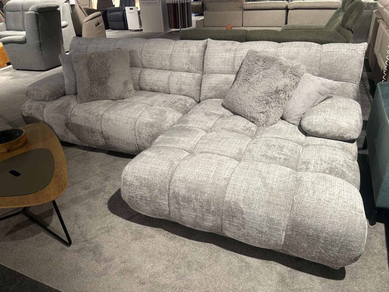 moderne Garnitur mit Kissen