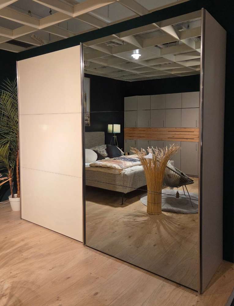 Schwebetürenschrank