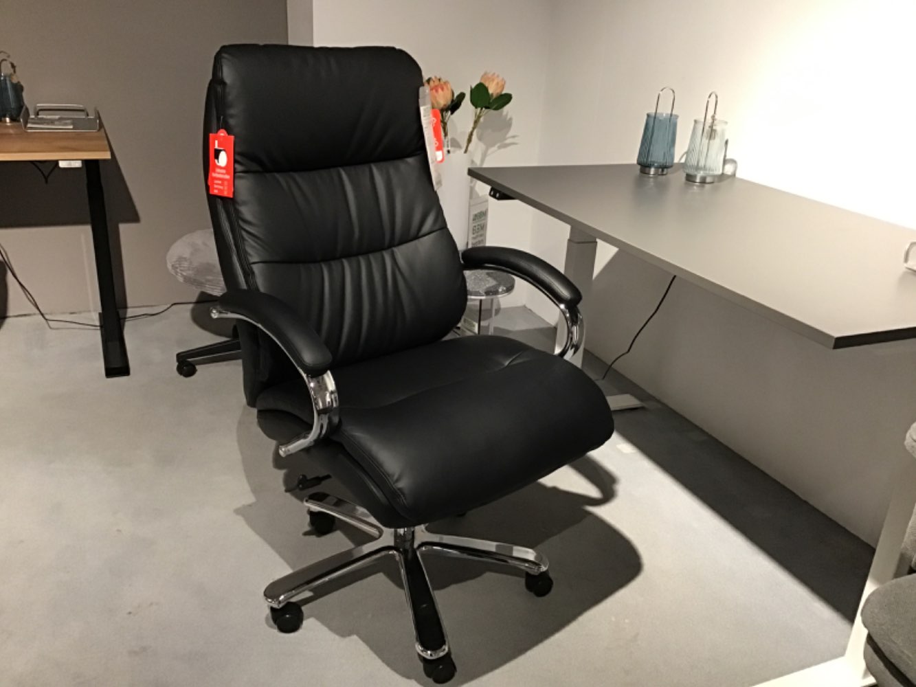 Chefsessel,mit Federkern und Hartrollen,Farbe schwarz