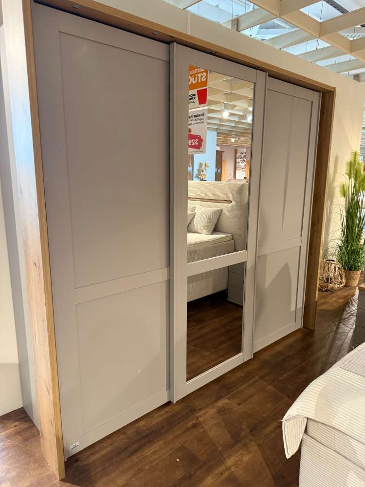 Schwebetürenschrank