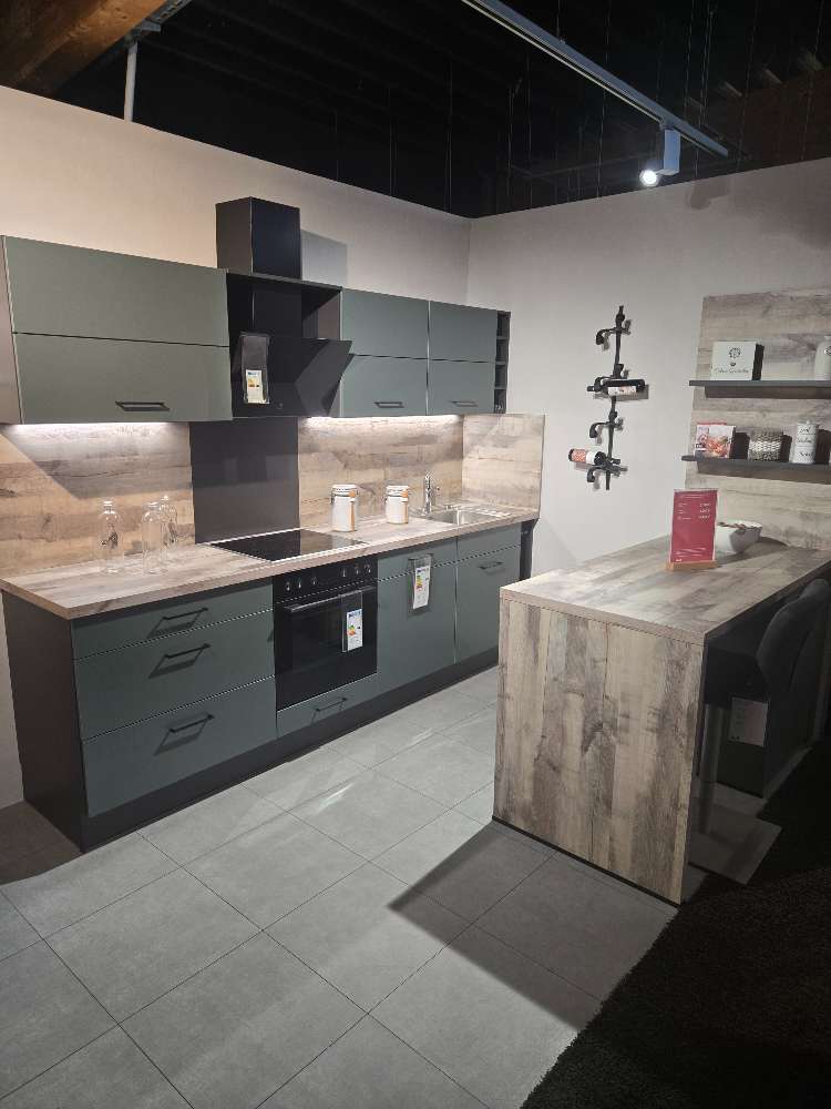 Insel-Küche IP1200 mit Geräten in Thymian Grafit 2770 mm und 1600