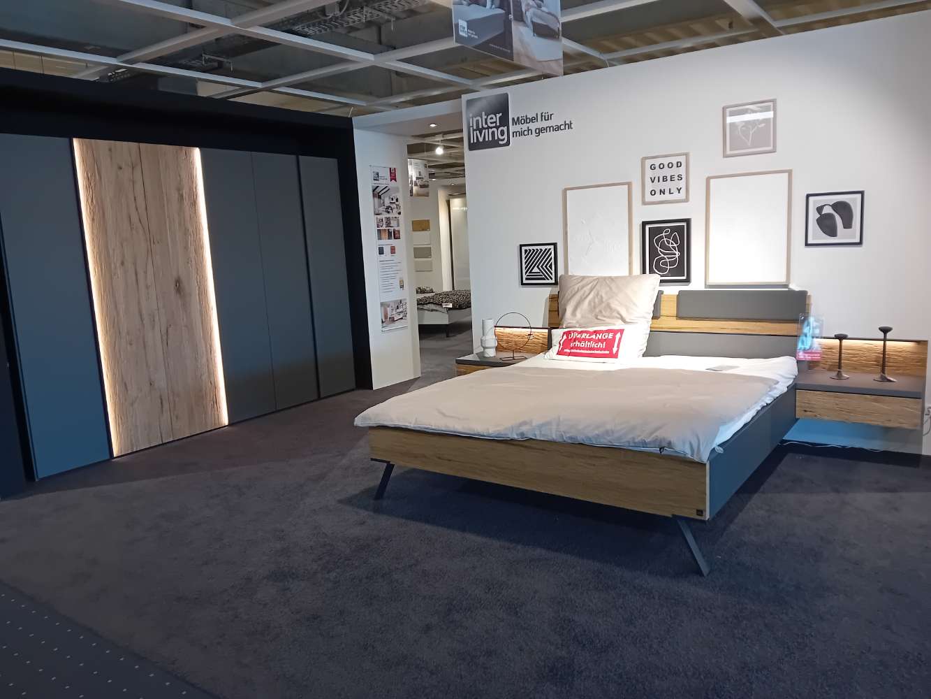 Schlafzimmer IL 1025 best.  aus: Bettanlage, 6trg. Kleiderschrank