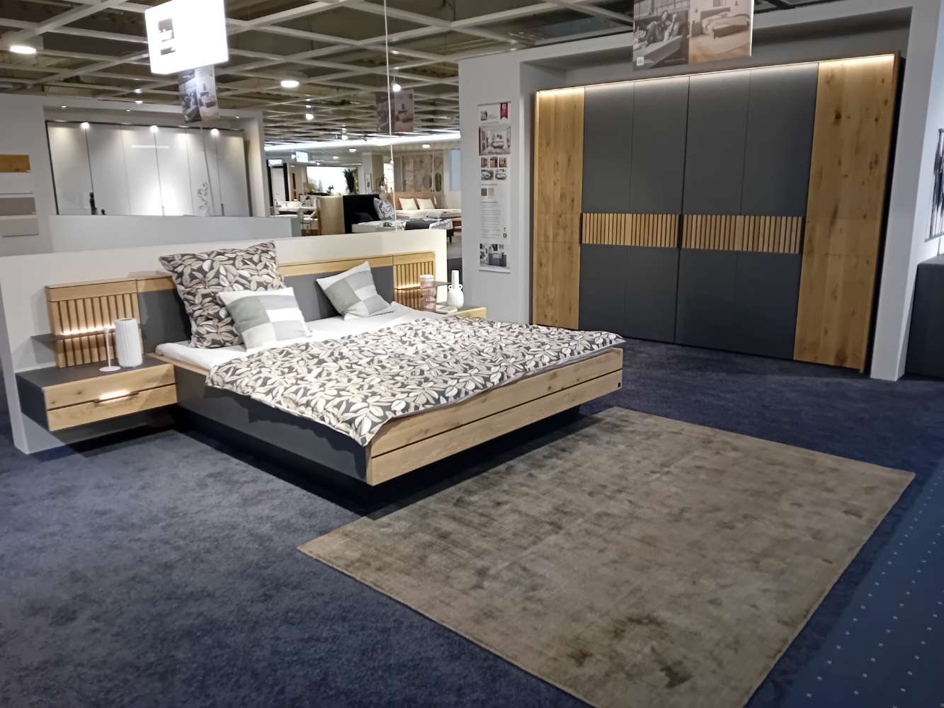 Komplett Schlafzimmer IL 1029 Bettanlage, Kleiderschrank 6trg.