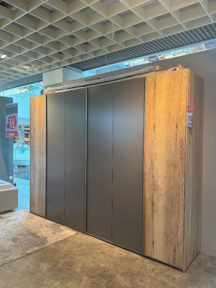 Drehtürenschrank
