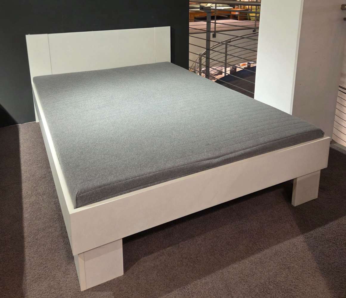 Bett mit Rost und Matratze