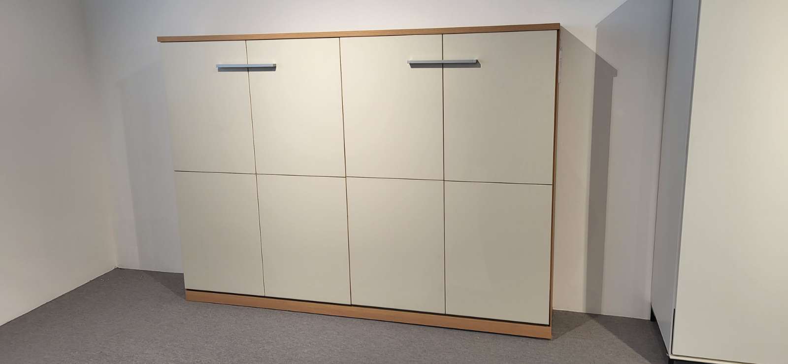 Raumspar-Querbett mit Nachtbord