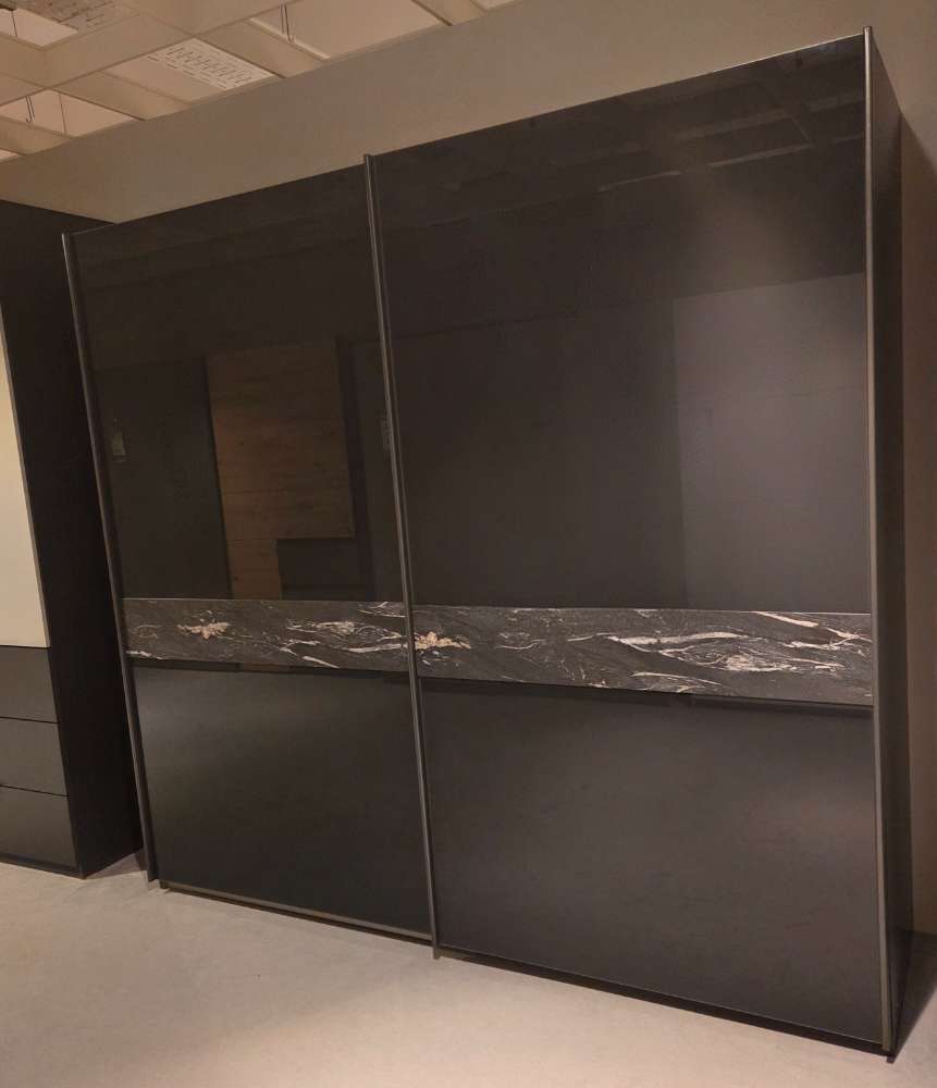 Schwebetürenschrank 2-trg. mit Absetzungen in Marmoroptik