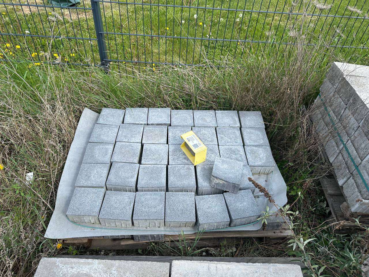 Zena 15x15x8 cm anthrazit geschliffen&gestrahlt (Restposten)