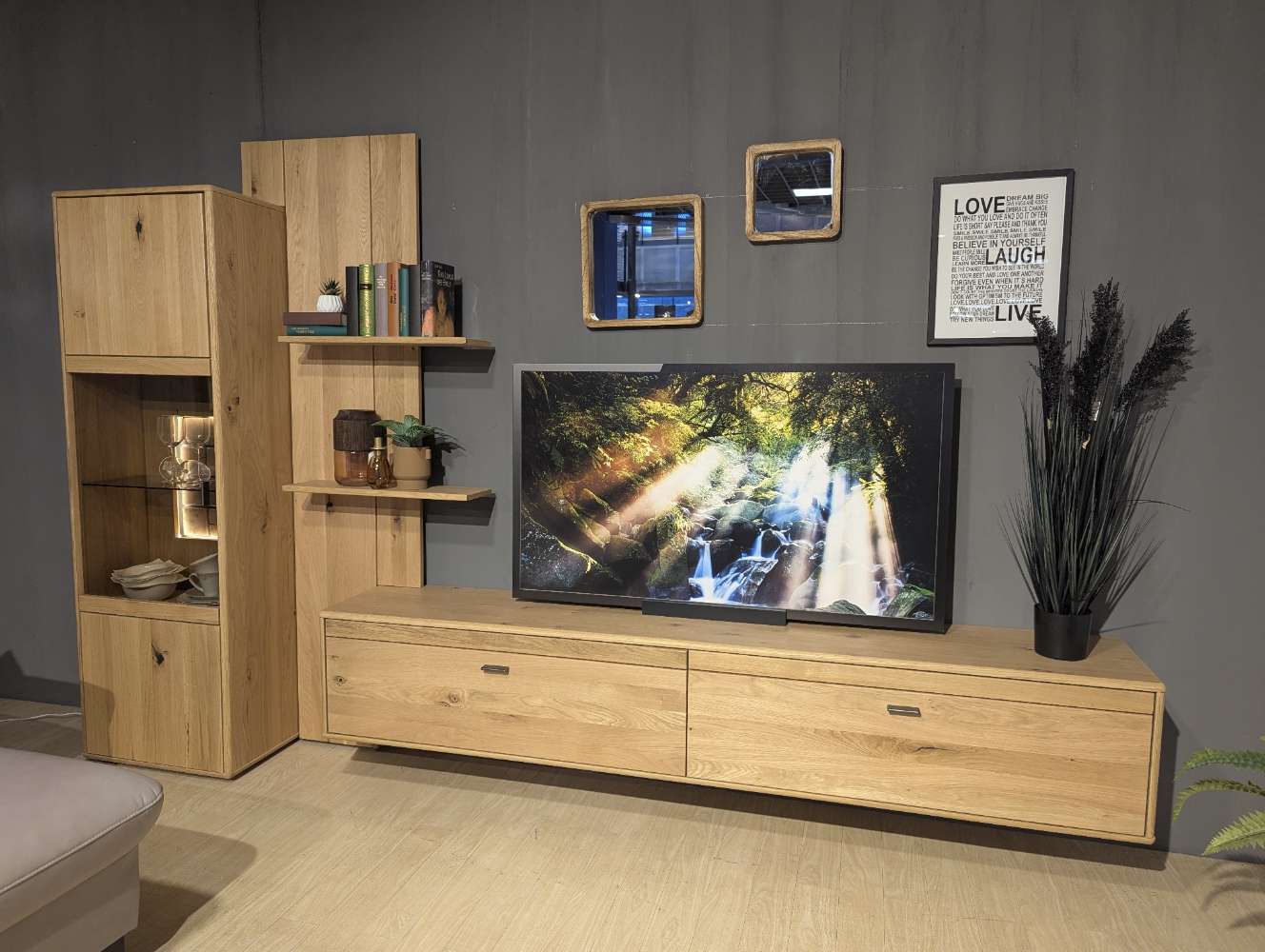 moderne  Anbauwand Ast-Balkeneiche massiv