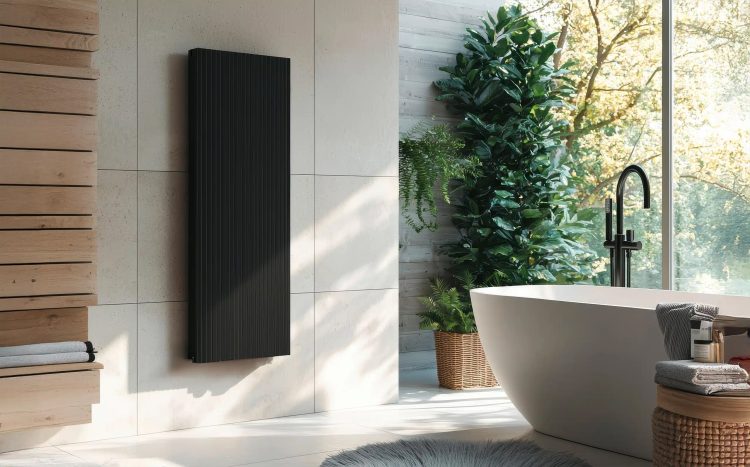 modernes Badezimmer mit mattschwarzem Heizgerät für die Elektro-Speicherheizung und luxuriöser freistehender Badewanne