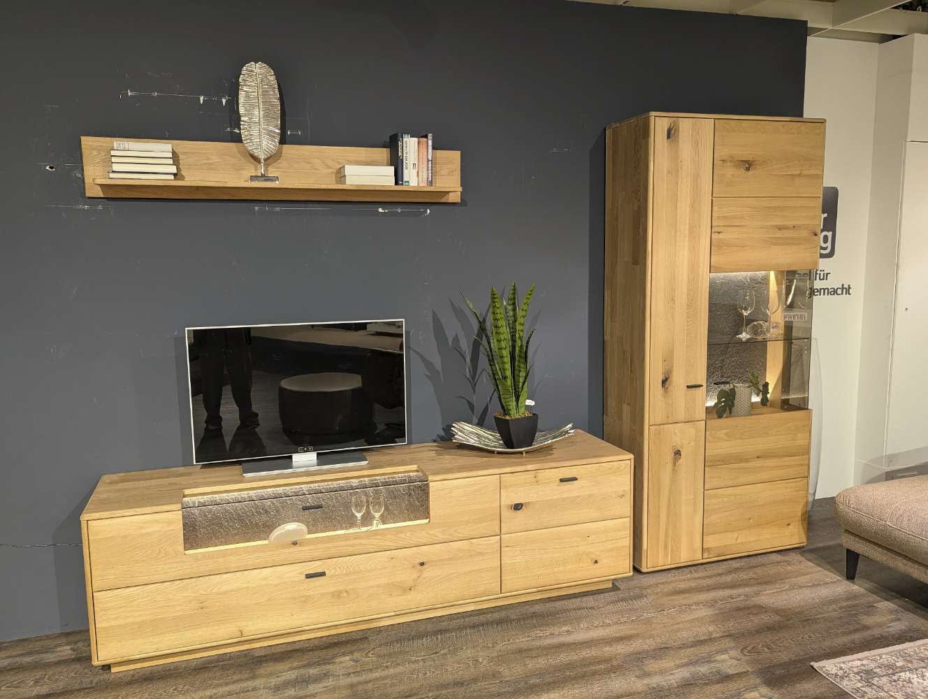 Anbauwand Asteiche Massivholz mit Akzent in Steinoptik