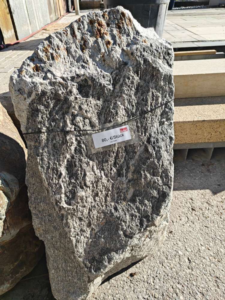 Findlinge aus Naturstein | versch. Größen & Formen