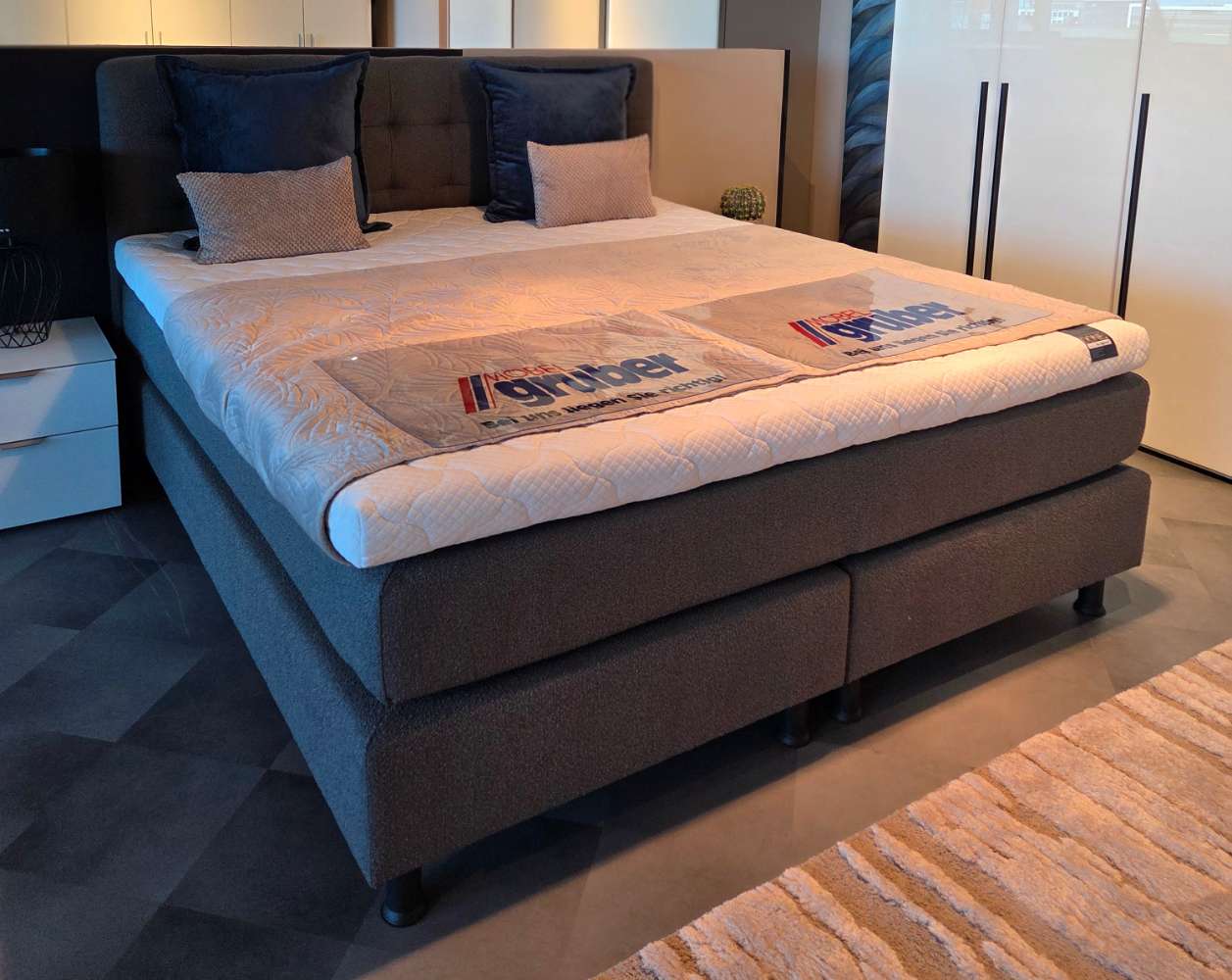 Boxspringbett mit Wendetopper und -matratze