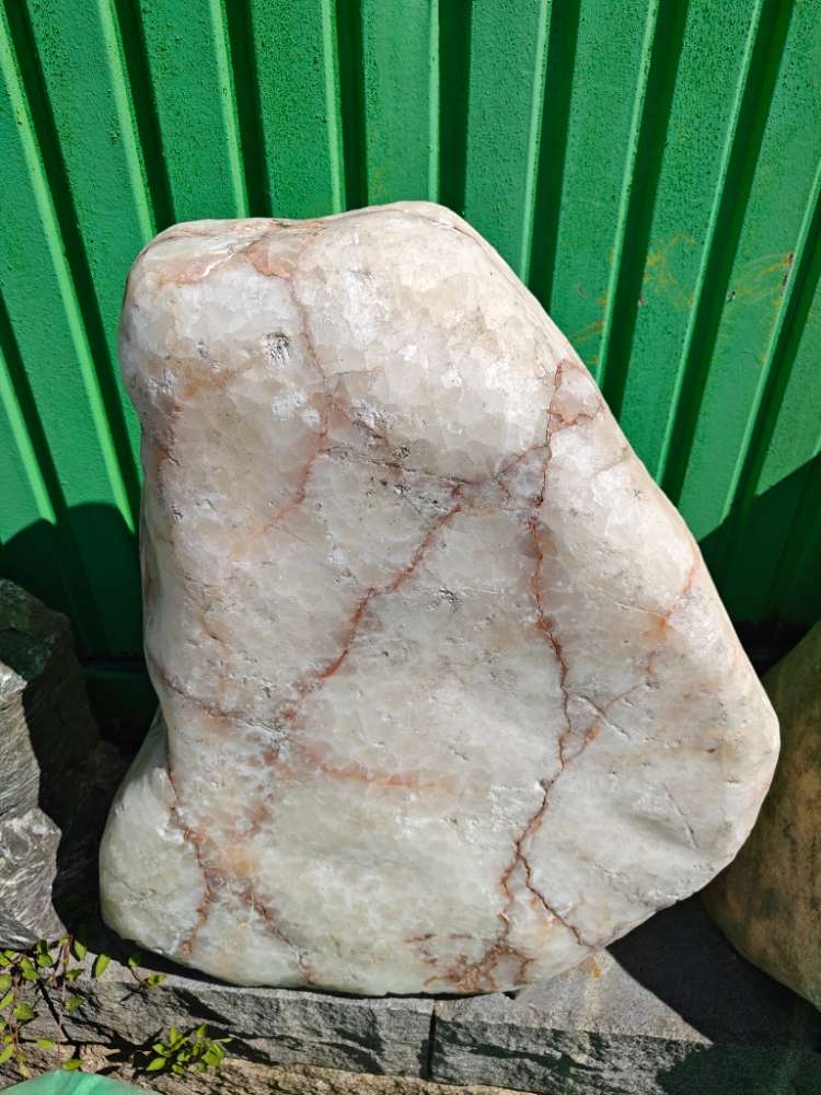 Findlinge aus Naturstein | versch. Größen & Formen