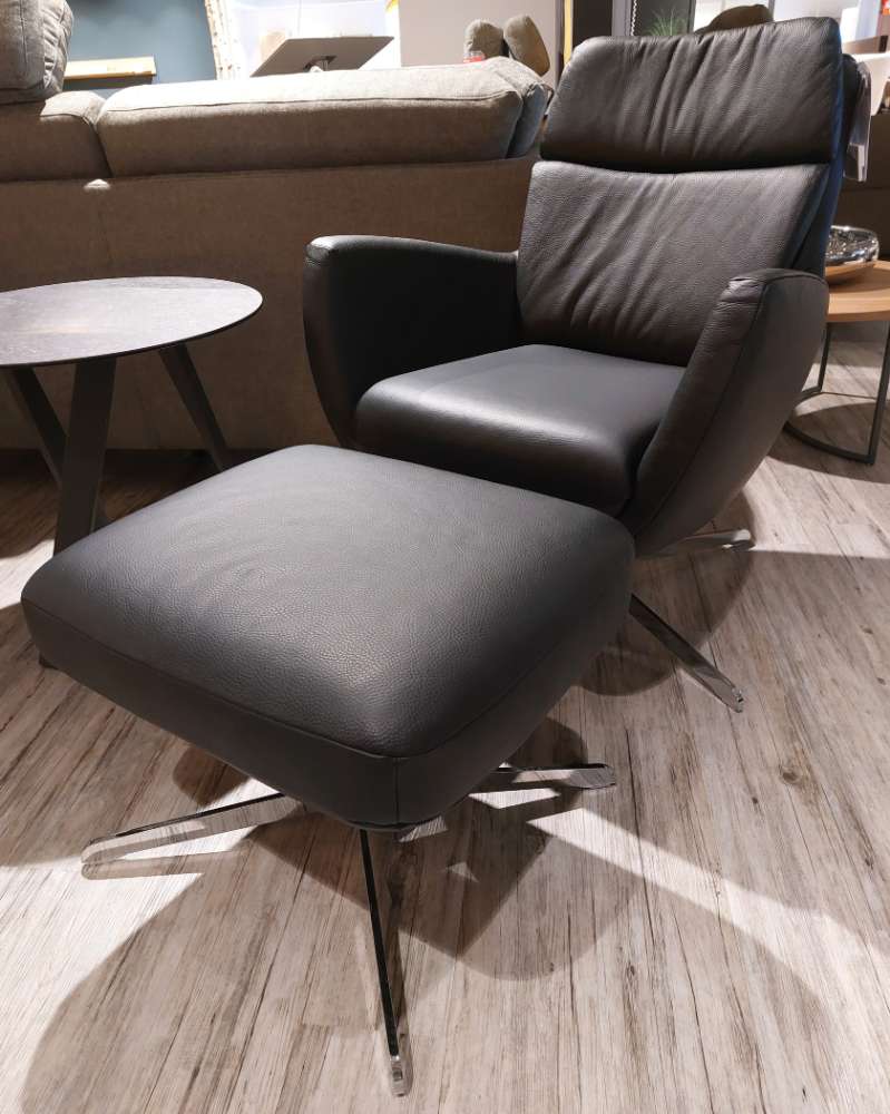 Drehsessel mit Hocker