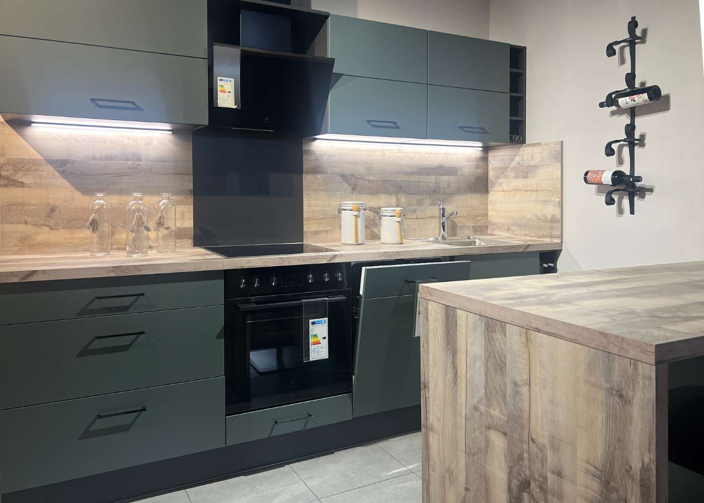 Insel-Küche IP1200 mit Geräten in Thymian Grafit 2770 mm und 1600