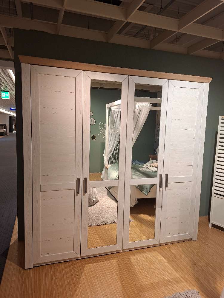 4 türiger Kleiderschrank