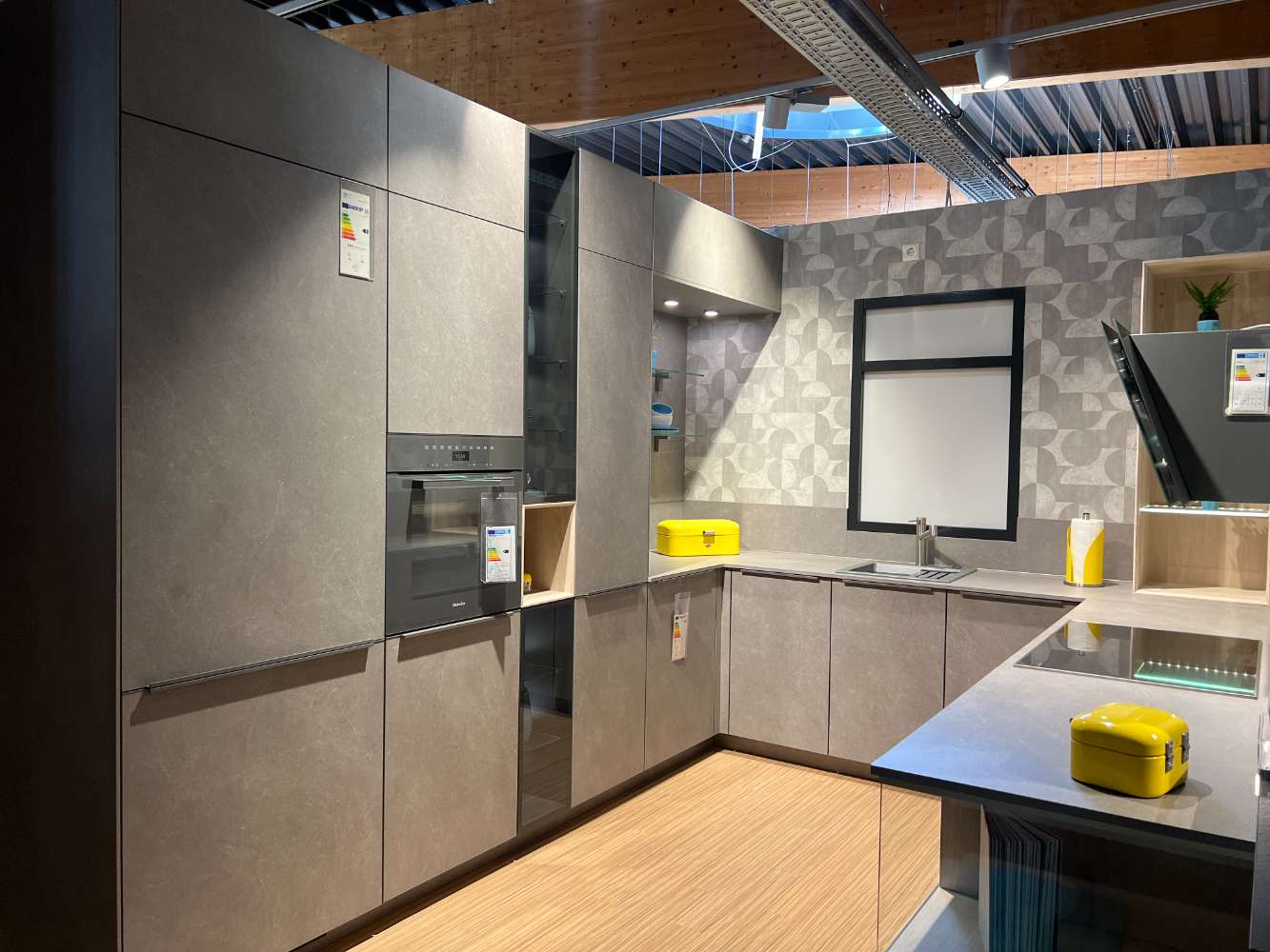 Nobilia Stone Art U-Form Küche grau Betonoptik mit E-Geräten
