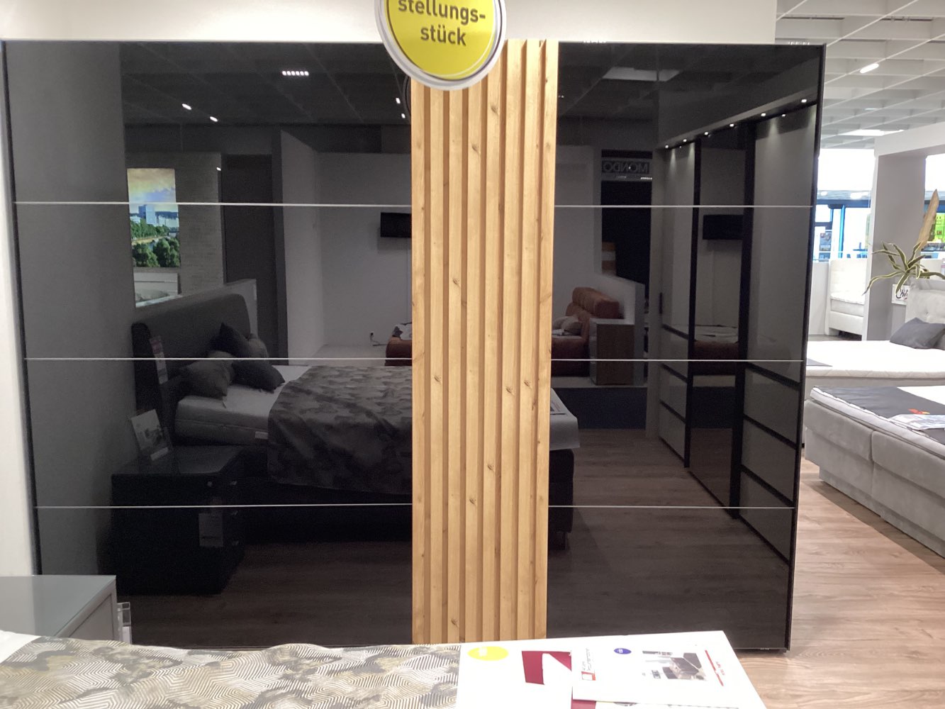 Schwebetürenschrank