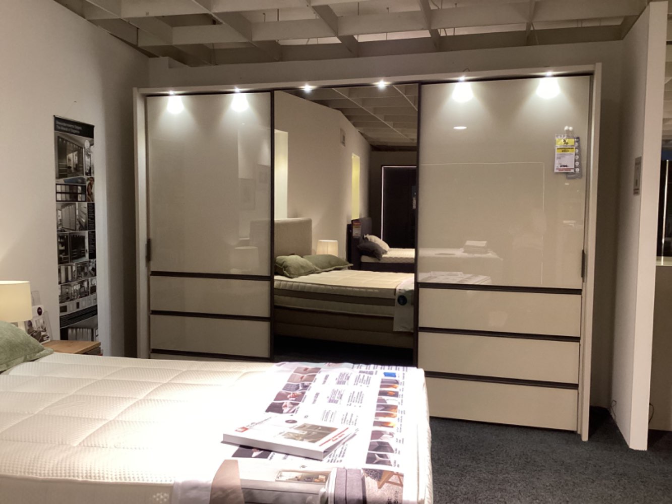 Schwebetürenschrank