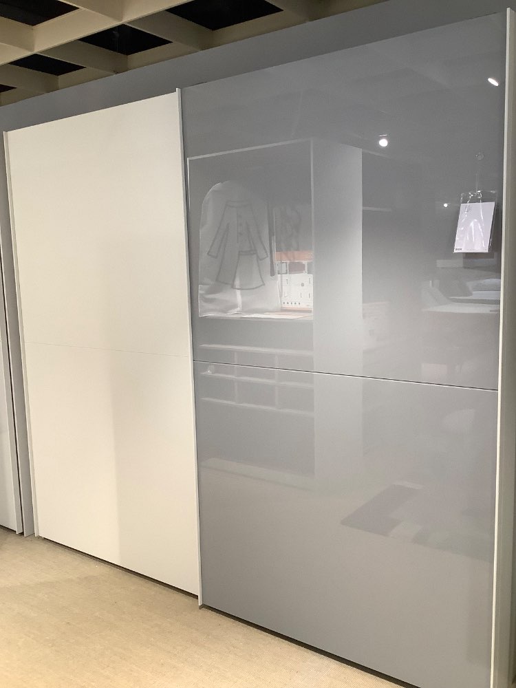 Schwebetürenschrank