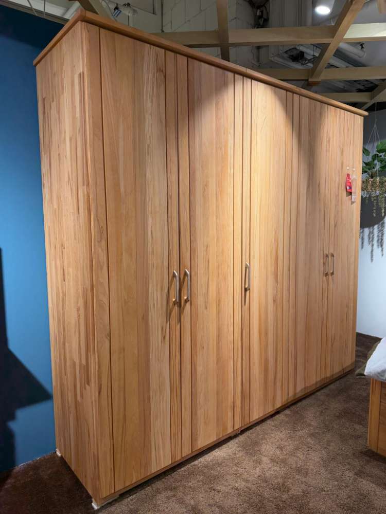 KLEIDERSCHRANK