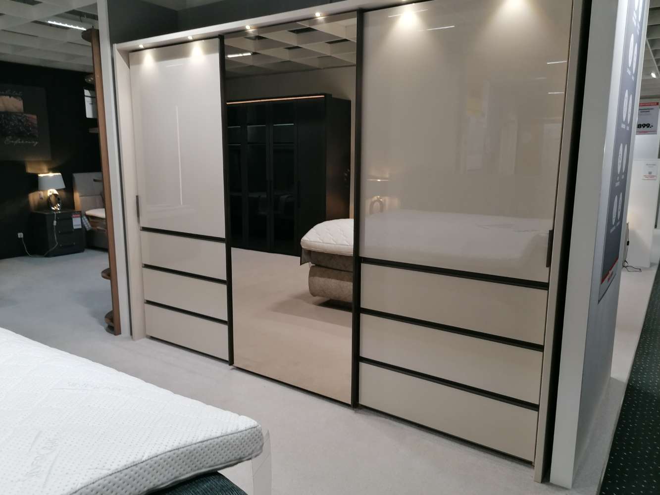 Schwebetürenschrank