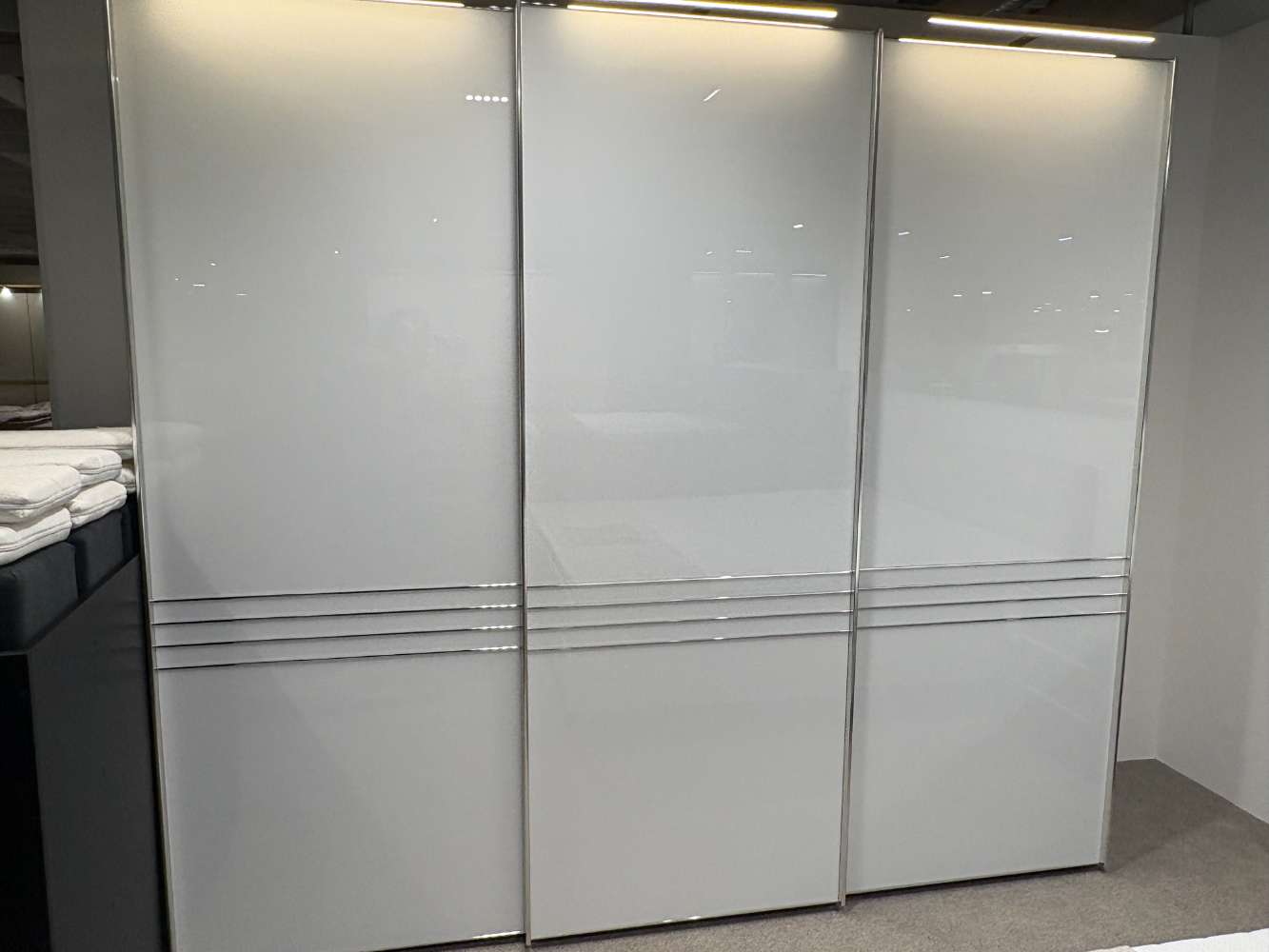 Schwebetürenschrank