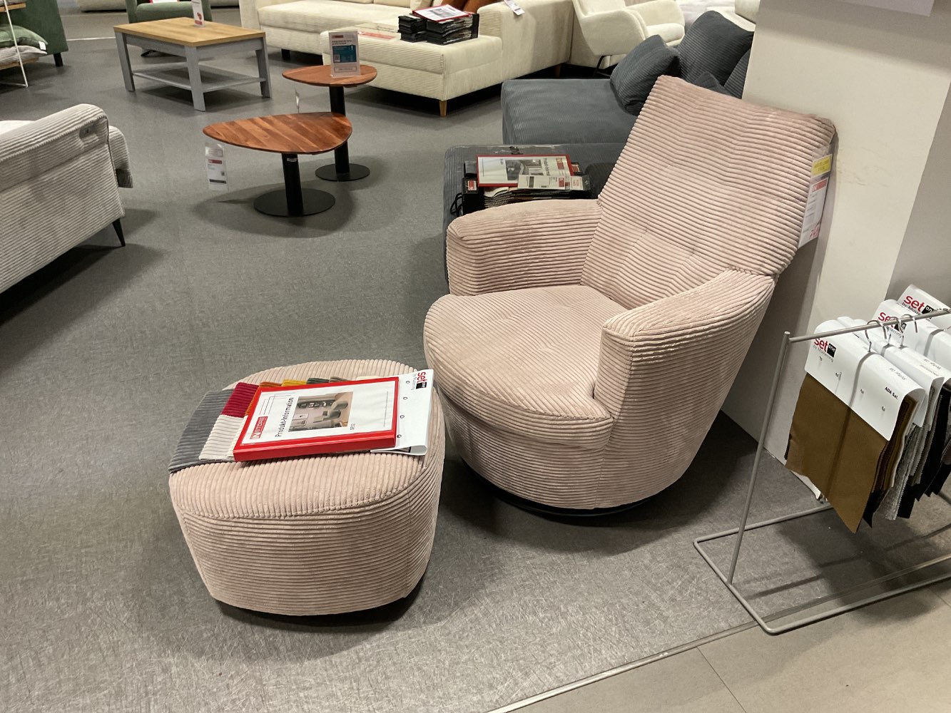 Sessel mit Hocker