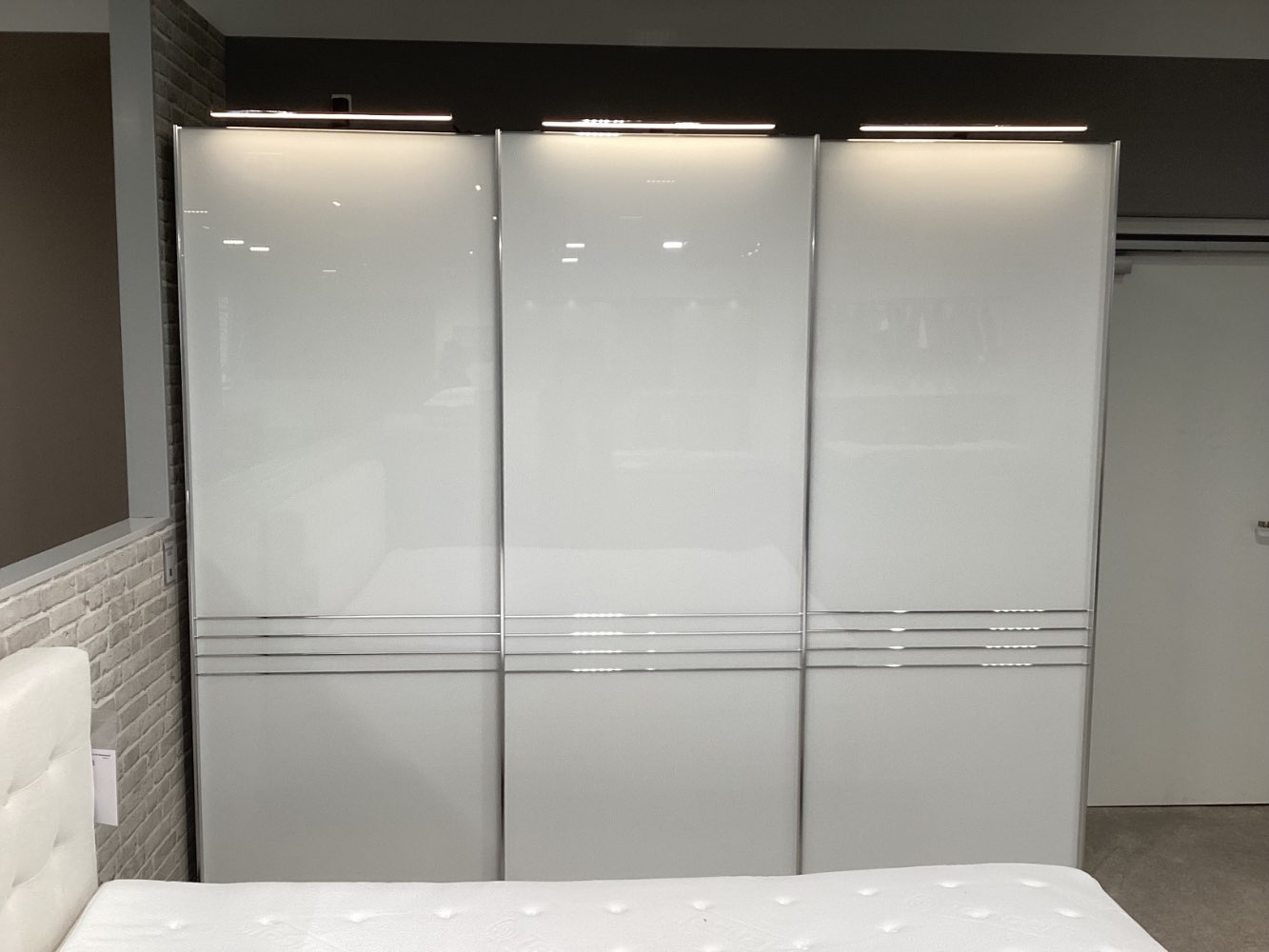 Schwebetürenschrank