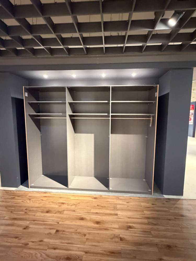 SCHWEBETÜRENSCHRANK