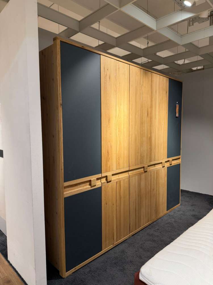 KLEIDERSCHRANK