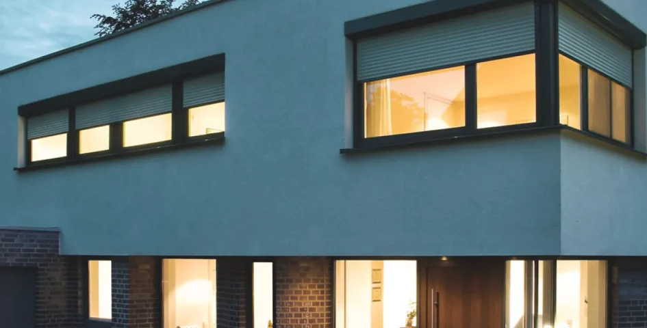 Vorbaurolladen an einem Neubauhaus