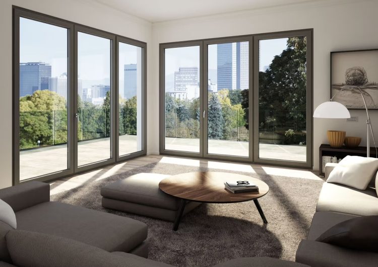 Moderne, große Fensterfront an der Ecke eines Wohnzimmers