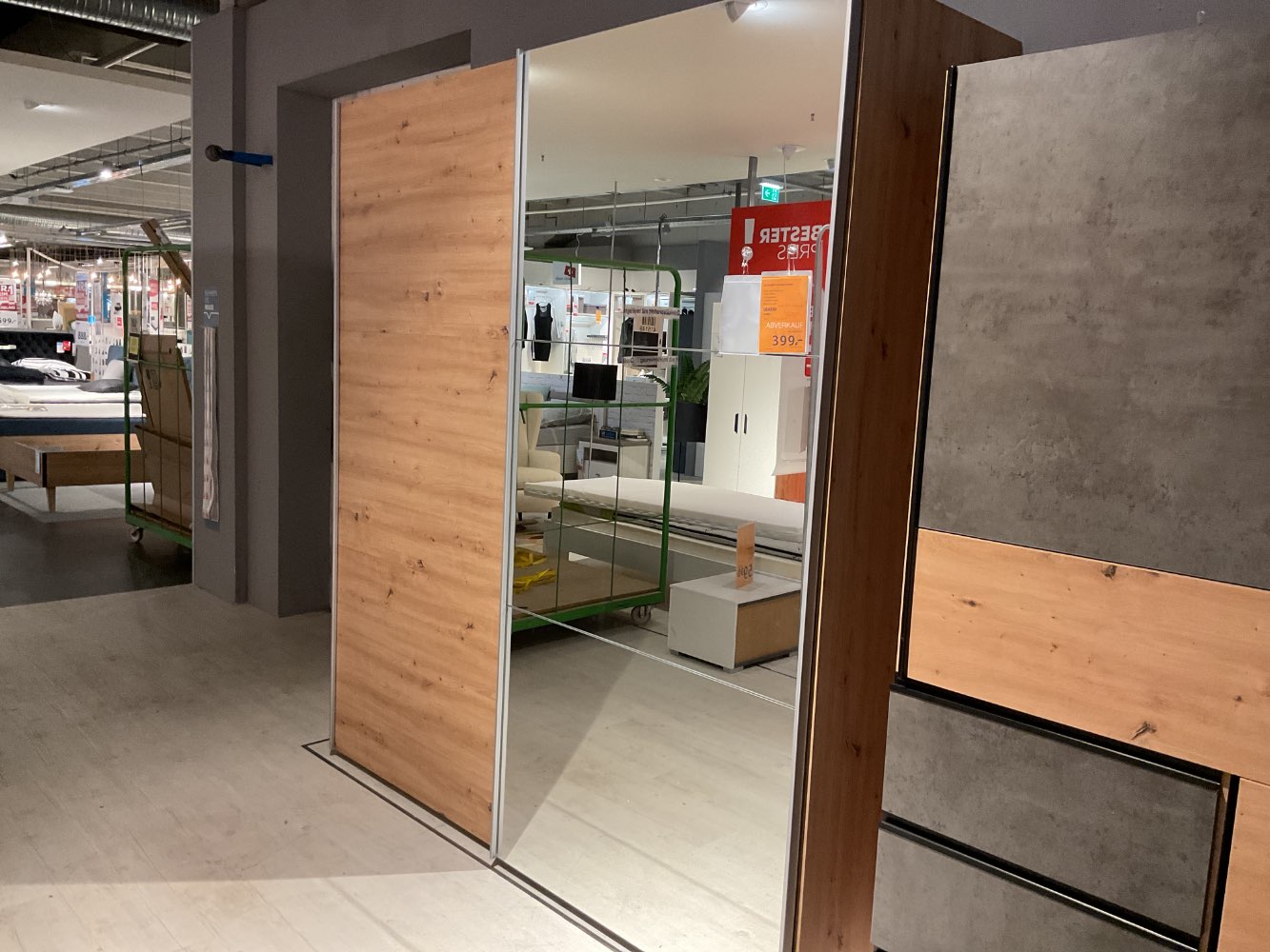 Schwebetürenschrank