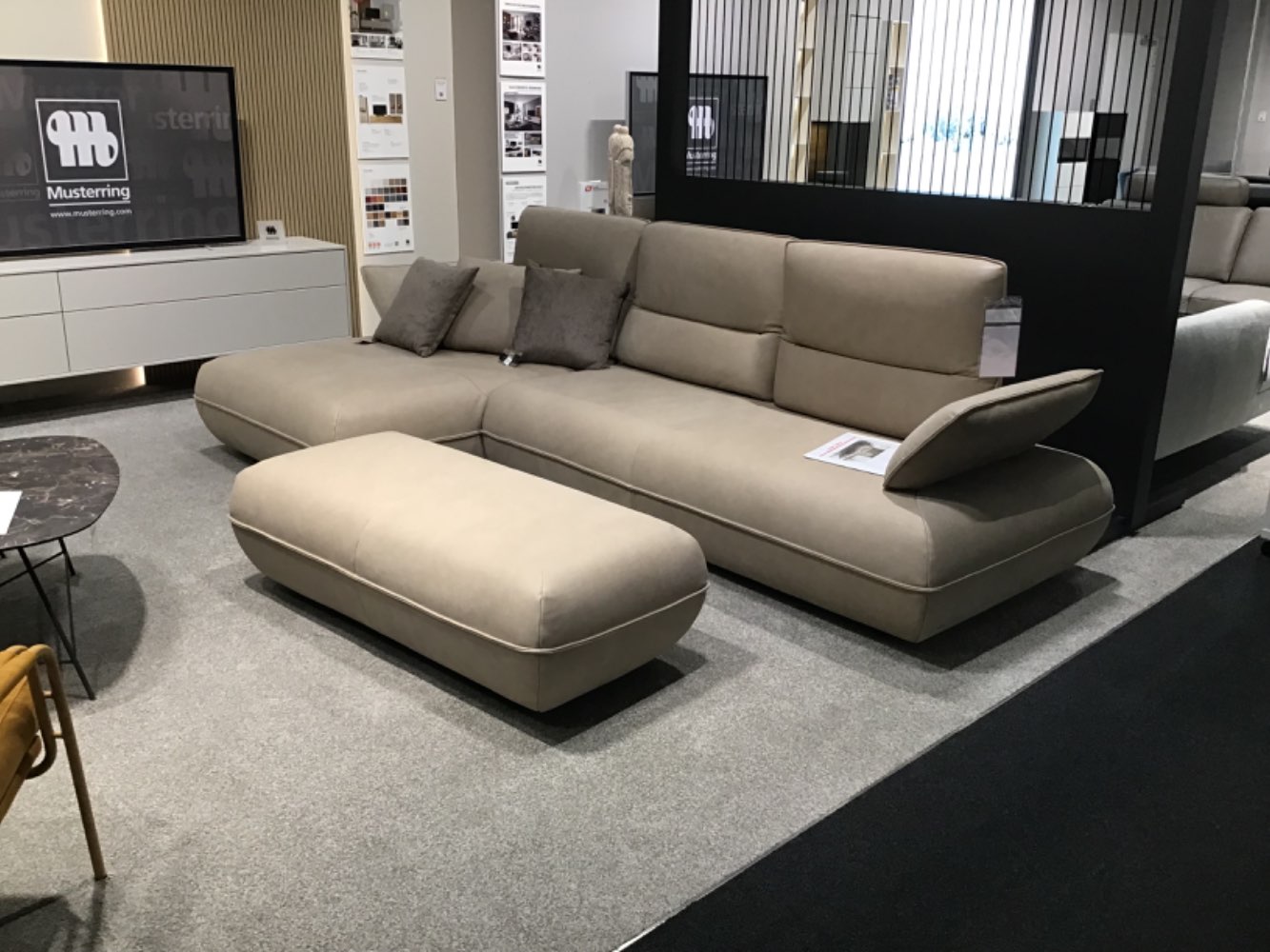 Ecksofa mit Hocker