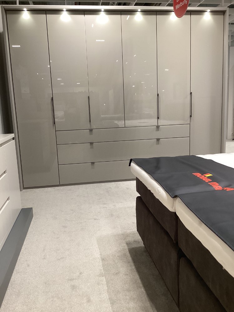 Drehtürenschrank