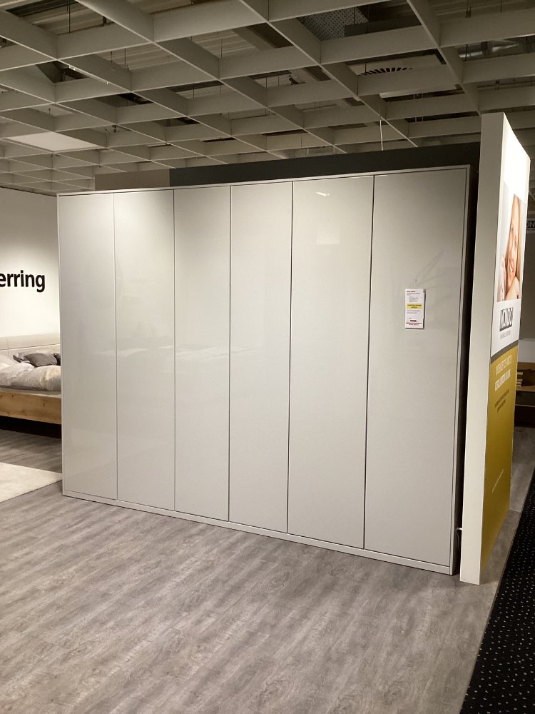 Drehtürenschrank