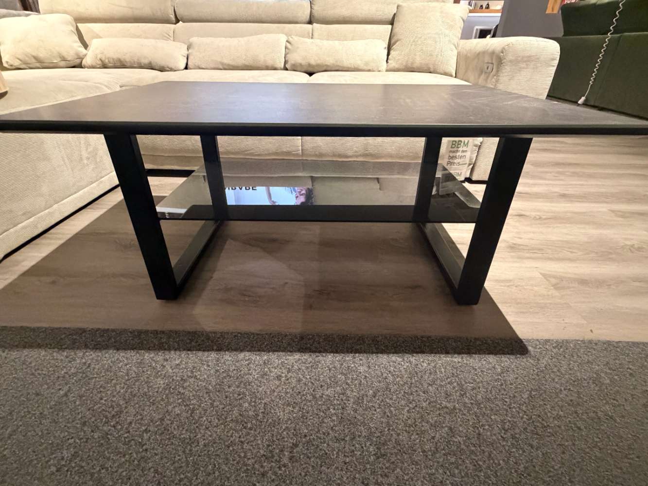 moderner Couchtisch in Keramikoptik mit schwarzer Glasauflage