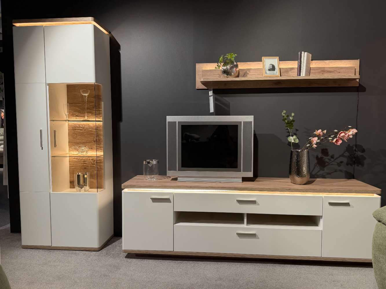 Wohnkombination Soft White mit LED Beleuchtung