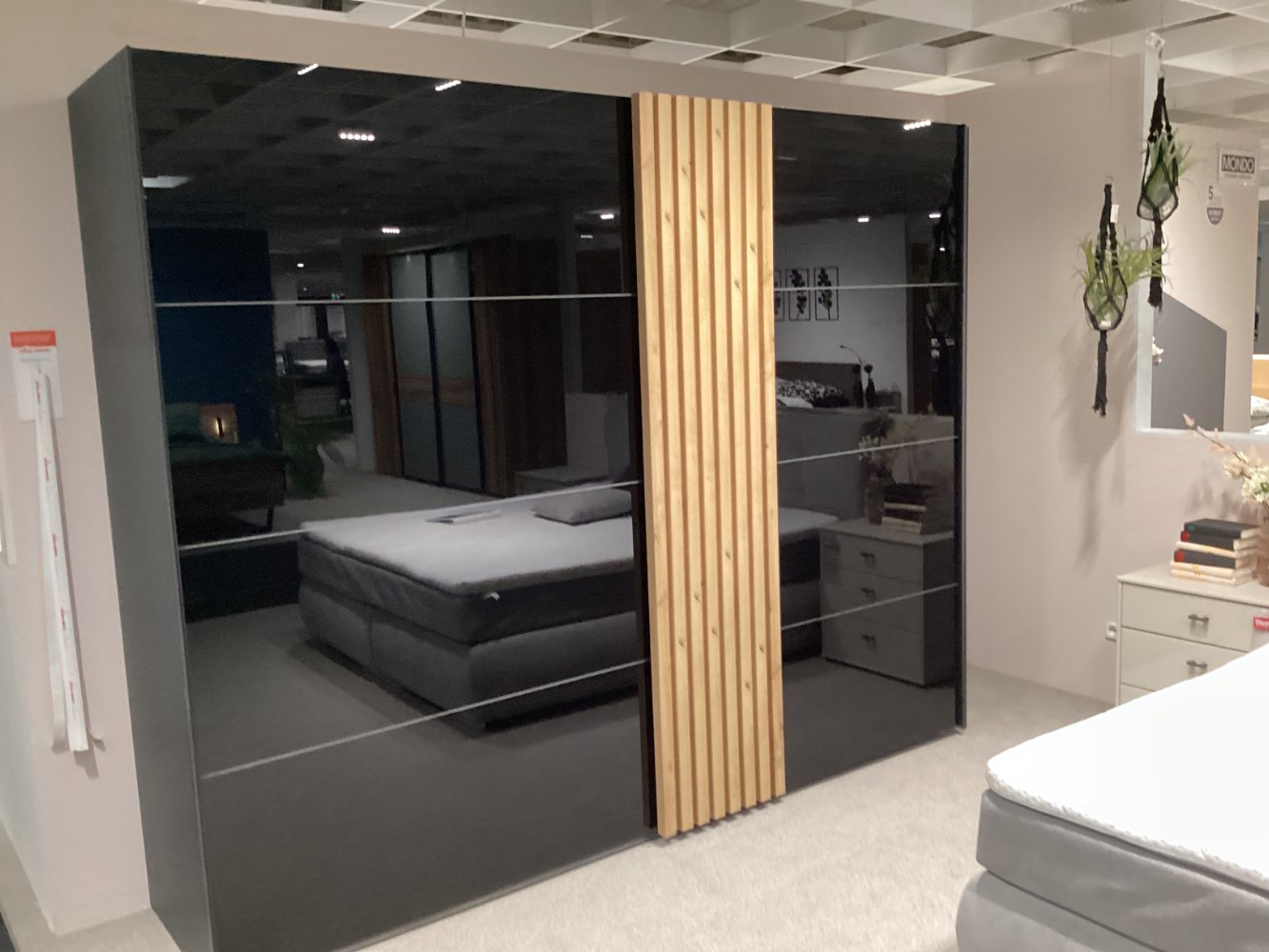 Schwebetürschrank