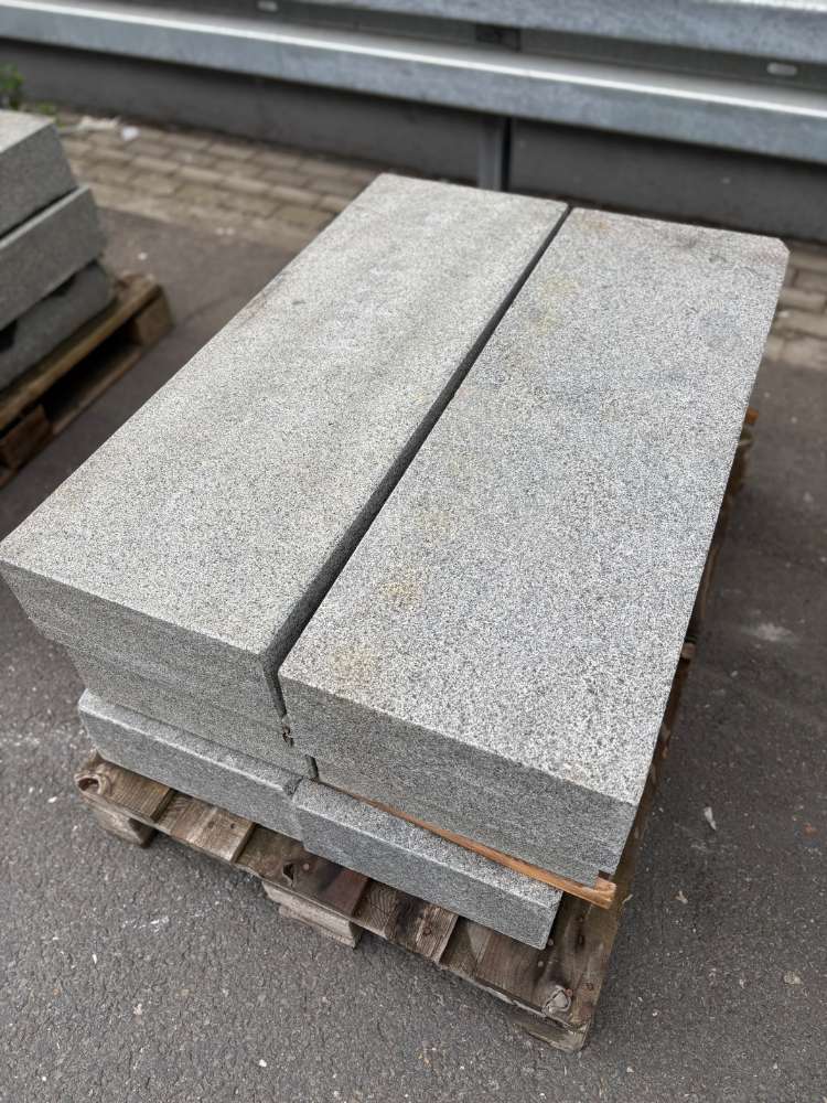 BLOCKSTUFEN GRANIT dunkelgrau (geflammt) 15x35x100cm -RESTPOSTEN-