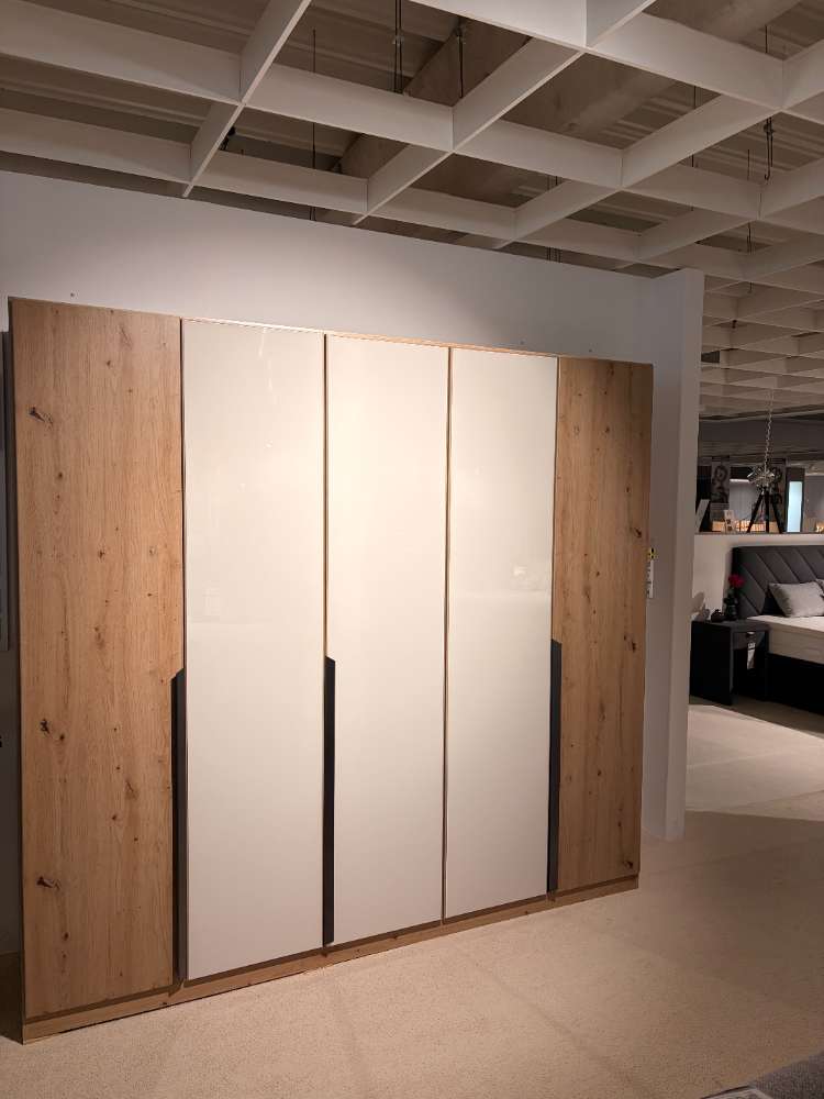 Moderner Drehtürenschrank in weiß