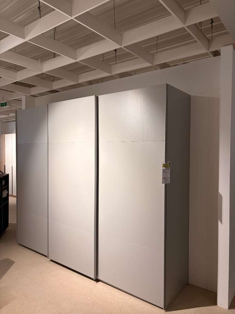 Schwebetürenschrank in grau mit Innenaufteilung