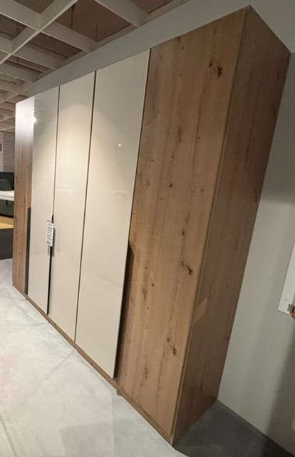 Drehtürenschrank