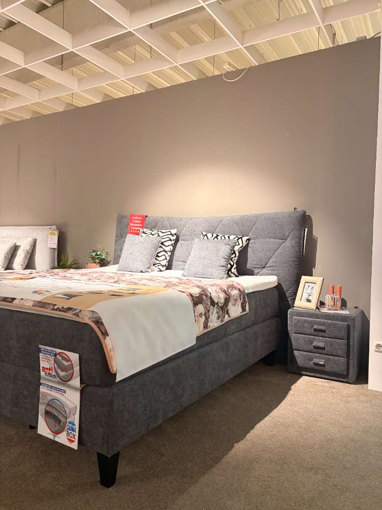 Interliving Boxspringbett in grau mit Nachtschränken