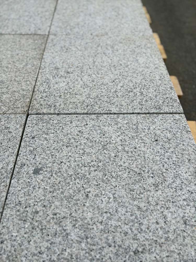 TERRASSENPLATTEN GRANIT hellgrau -geflammt-40x40x3cm -RESTPOSTEN-