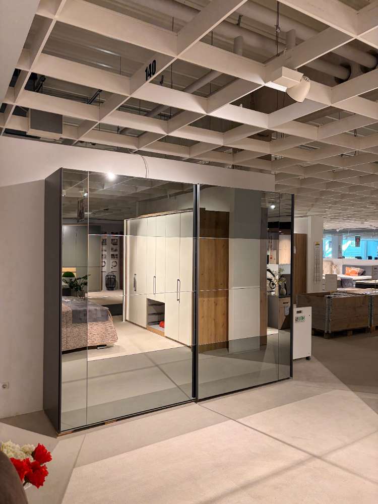 Schwebetürenschrank mit Spiegel