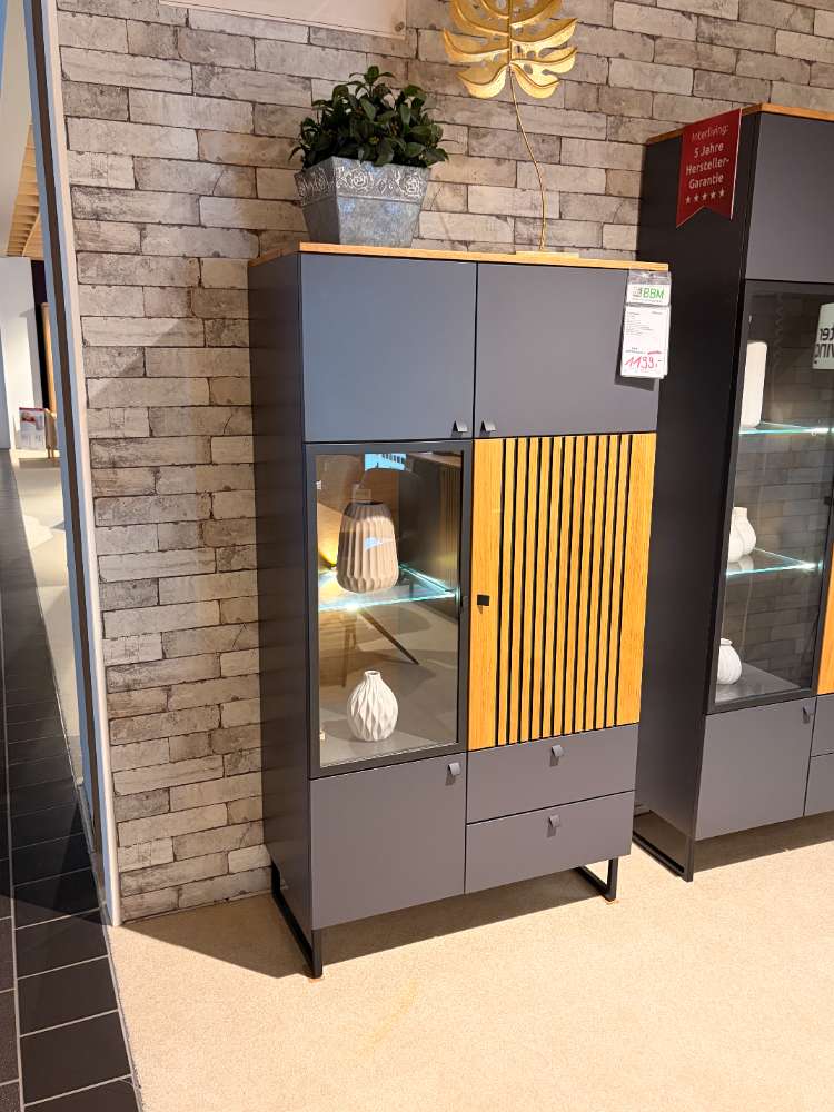 Interliving Highboard mit Massivholz