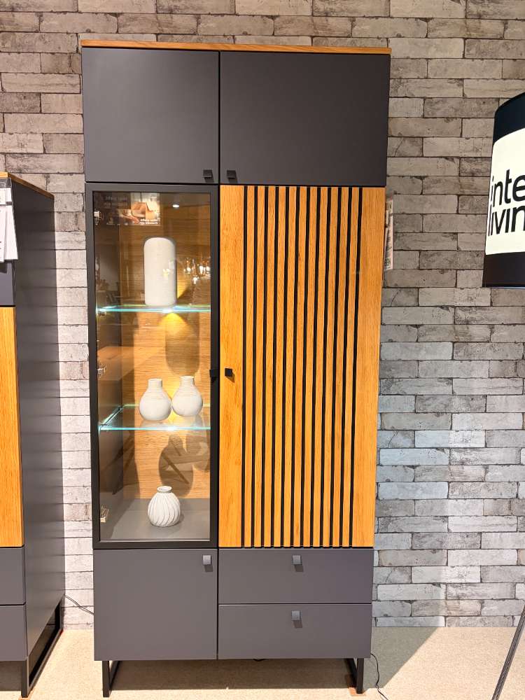 Interliving Vitrine mit Massivholz